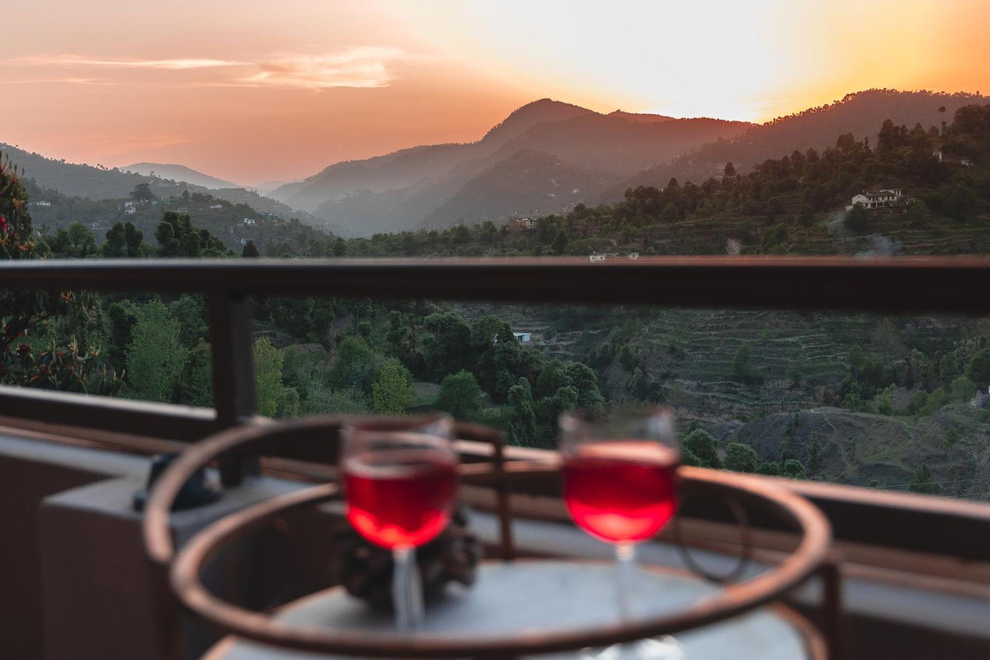 Exstasy Stays - Bathtub Rooms & Cafe - Your Romantic & Cozy Getaway - Thhpsociety - Mukteshwar Eksteriør billede