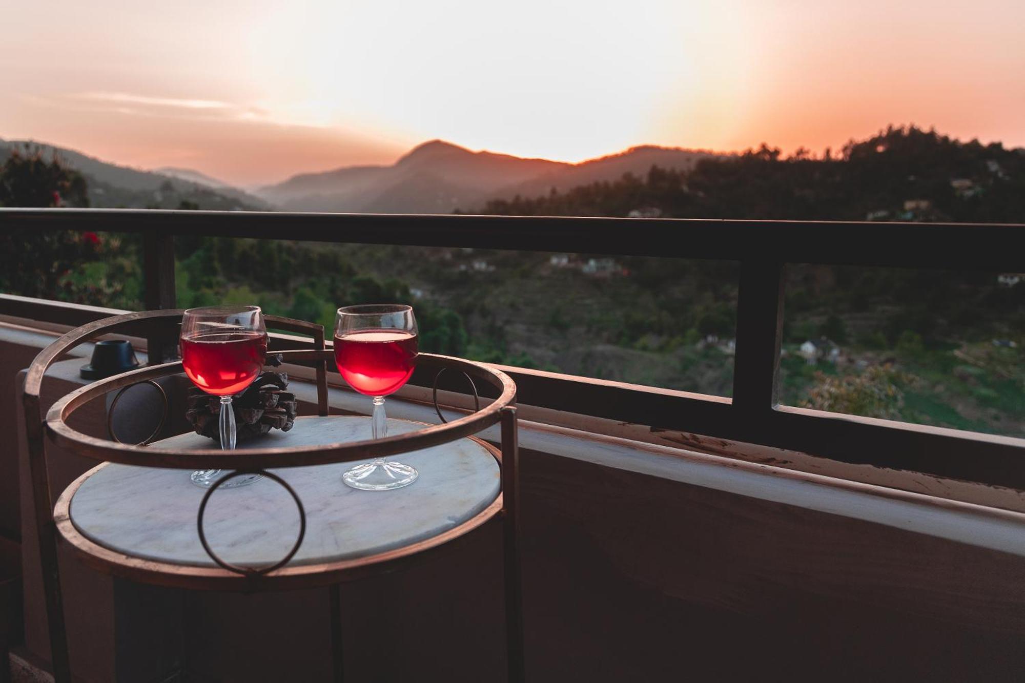 Exstasy Stays - Bathtub Rooms & Cafe - Your Romantic & Cozy Getaway - Thhpsociety - Mukteshwar Eksteriør billede