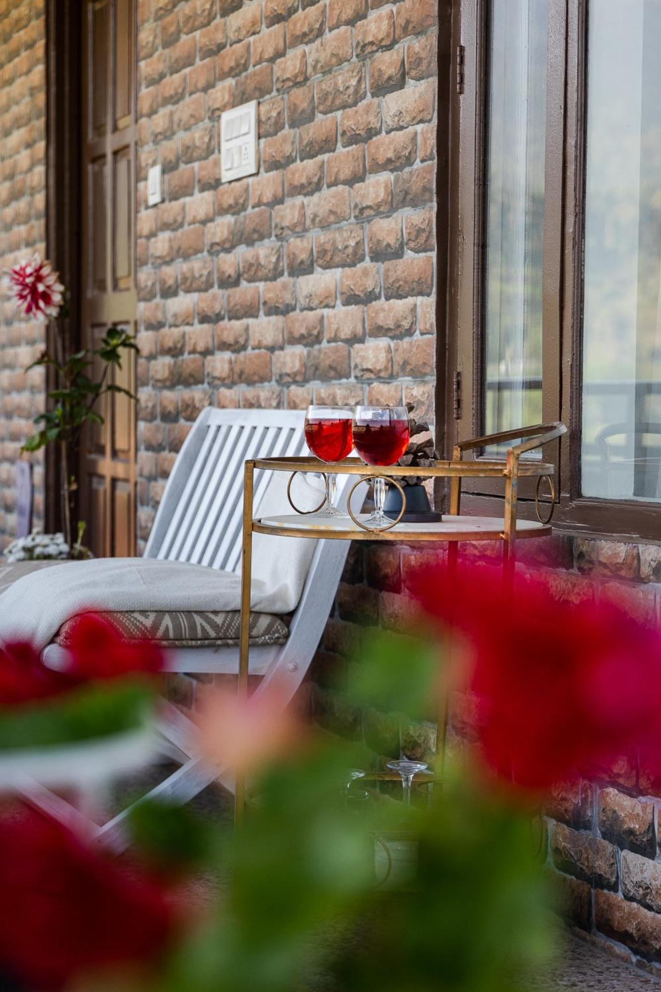Exstasy Stays - Bathtub Rooms & Cafe - Your Romantic & Cozy Getaway - Thhpsociety - Mukteshwar Eksteriør billede